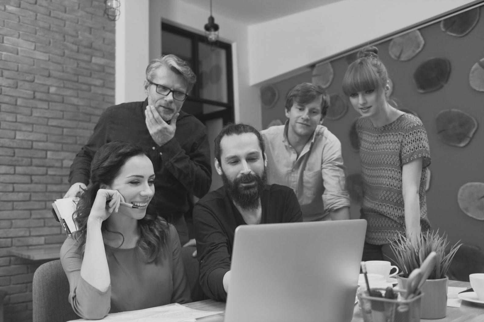 Séance de formation sur l'analyse financière avec des participants