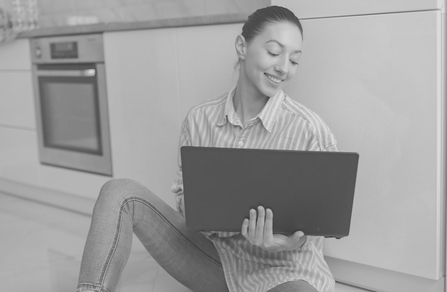 Espace de travail organisé avec documentation financière et outils d'analyse